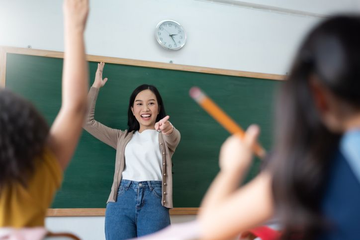 Membahas pentingnya pendidikan karakter pada peserta didik sebagai bentuk implementasi dari Kurikulum Merdeka.