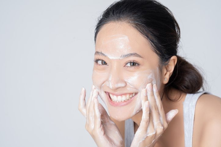 Beda cara untuk kulit normal atau sensitif, berikut ini tips eksfoliasi sesuai jenis kulit. Pahami metode aplikasinya!