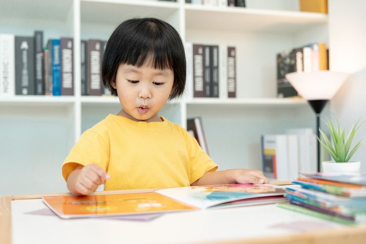 Kembangkan kemampuan berbahasa dan berbicara anak, begini menstimulasi dan melatih mereka melafalkan huruf R.
