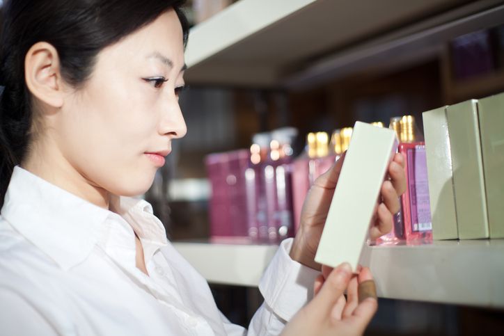 Memilih parfum yang tepat di kantor dapat memberikan kesan profesional dan menambah rasa percaya diri tanpa mengganggu kenyamanan kolega.