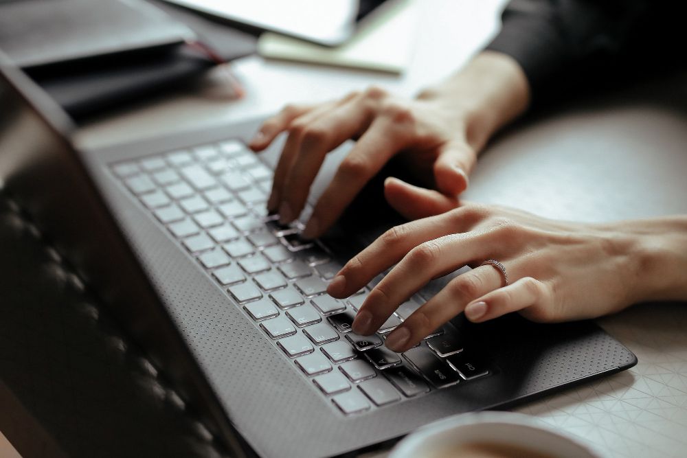 Laptop locking dan shutdown tiba-tiba dapat menghambat kesuksesan perempuan kerja. Lantas, apa penyebabnya?