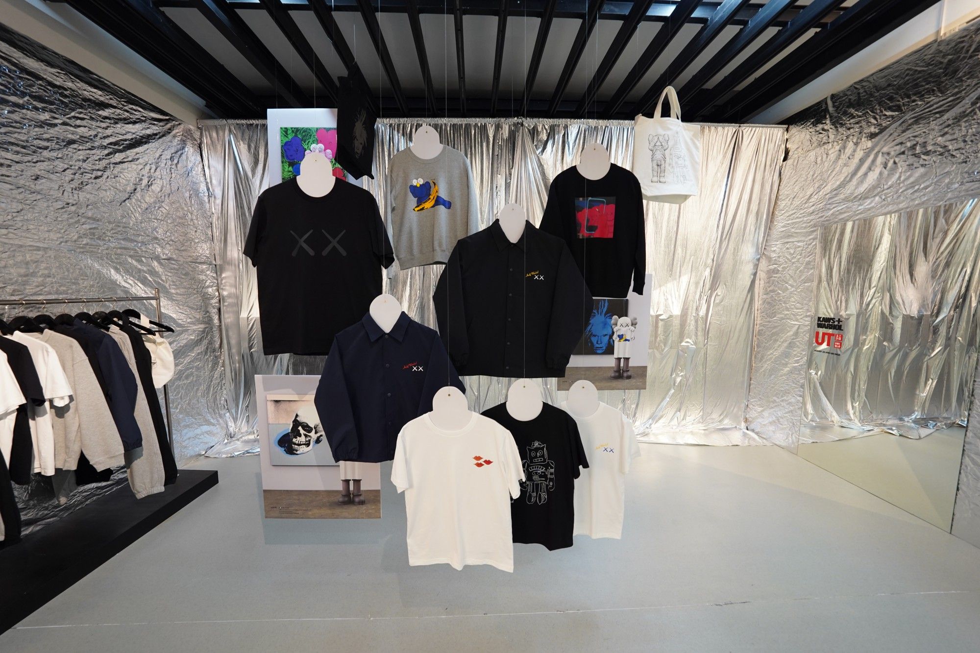 Memiliki karya seni dari seniman legendaris seperti Andy Warhol dan KAWS kian terjangkau berkat koleksi terbarunya UNIQLO.