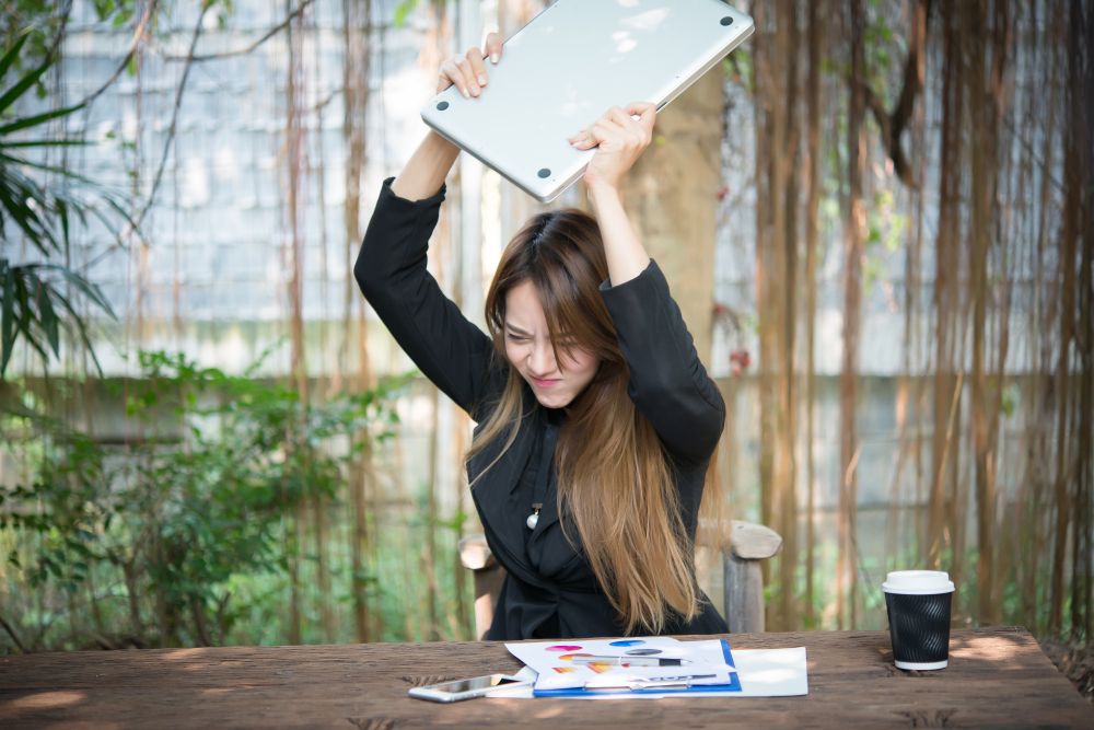 Perempuan kerja rentan mengalami stres di kantor. Lantas, apa hal yang bisa menjadi pemicunya? Simak penjelasan selengkapnya!