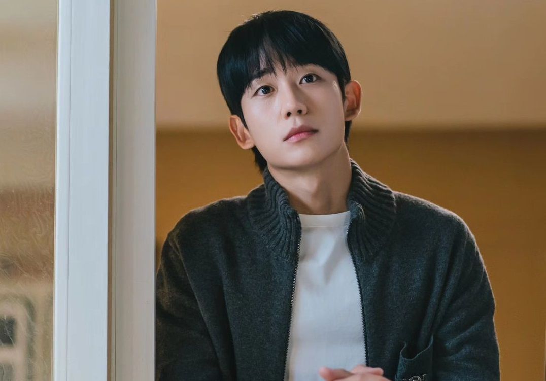 Jung Hae In kembali gelar fan meeting di Indonesia pada Desember 2024 mendatang. Sudah tak sabar menantikan kedatangan Jung Hae In?