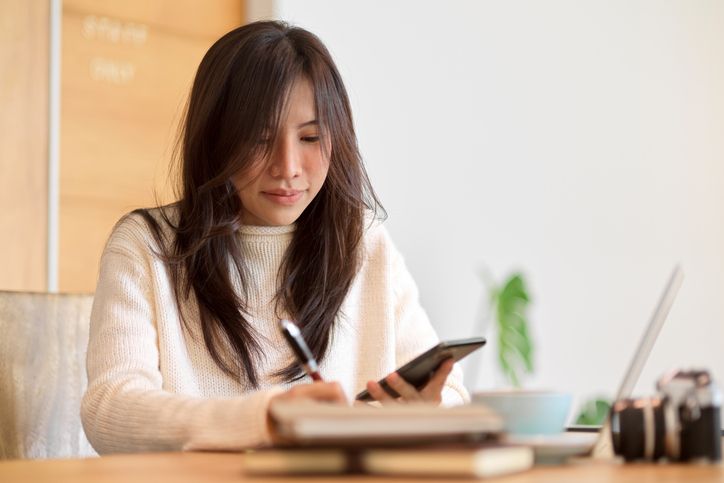 Perencana keuangan mengungkap tentang pentingnya financially chic bagi perempuan untuk proteksi diri kini dan nanti. Simak!