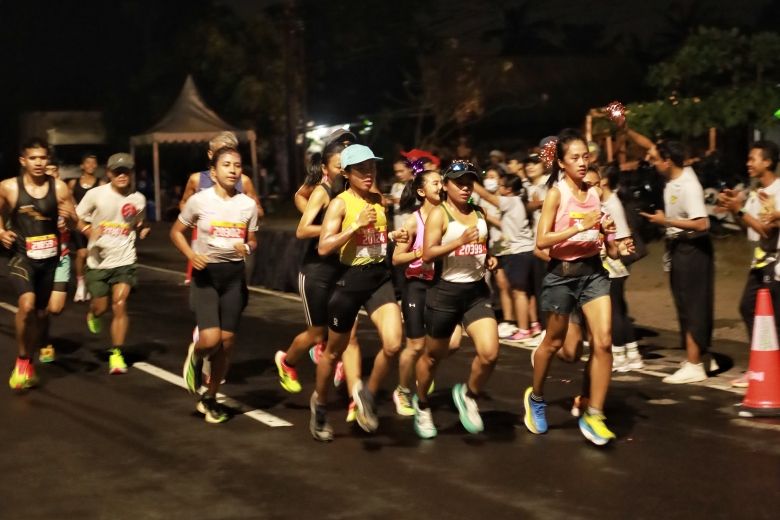 Brand sepatu New Balance hadir sebagai official athletic footwear partner untuk Maybank Marathon 2024.