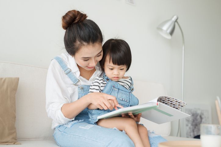 Anak tidak akan bosan, ini manfaat membacakan buku yang sama berulang kali menurut pakar parenting. Apa saja?