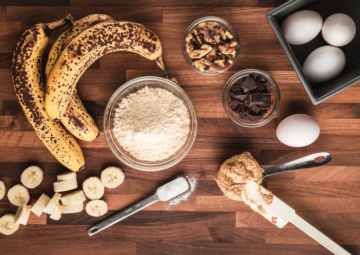 Bisa dicoba di rumah, berikut resep roti lilit pisang keju. Camilan enak yang bisa jadi favorit anak-anak!
