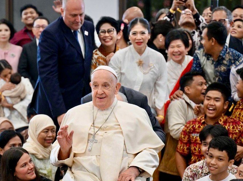 Monsinyur Fransiskus Tuaman Sasfo Sinaga menjelaskan makna kehadiran Paus Fransiskus ke Indonesia. Yuk, simak!