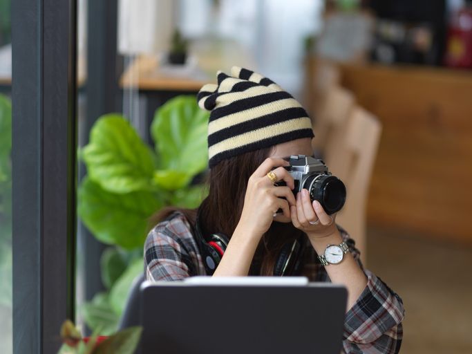 Kawan Puan tetap bisa menghasilkan cuan setelah kena PHK dengan jadi fotografer freelance. Ini tips menekuni lowongan kerja tersebut!