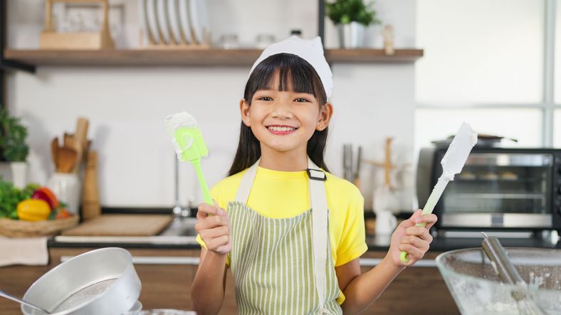 Begini cara membuat martabak mini manis bareng anak di rumah. Siapkan dahulu bahan-bahan berikut ini!