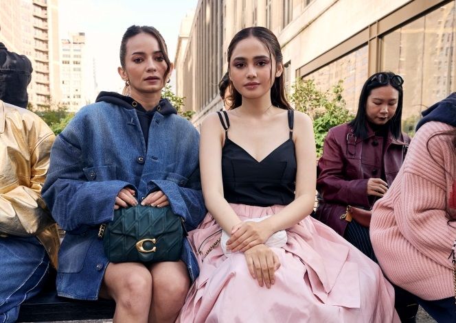 Artis perempuan Enzy Storia dan Syifa Hadju wakili Indonesia di Coach New York Fashion Week. Begini potretnya.