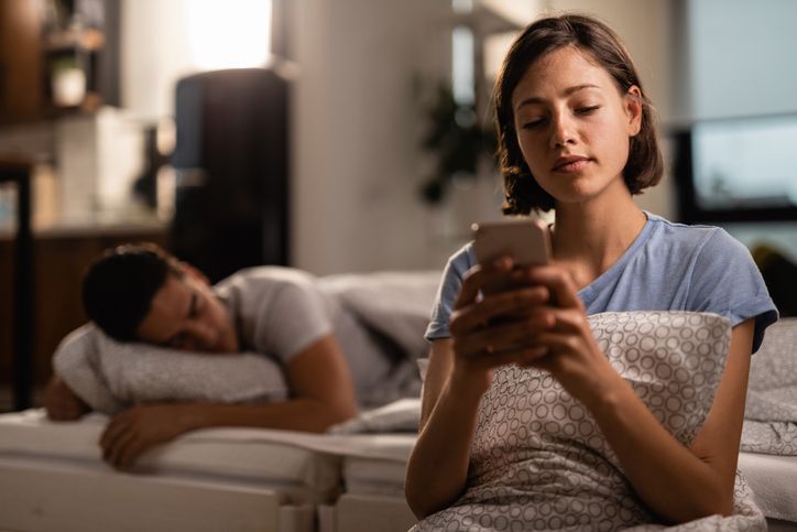 Selingkuh emosional yang dilakukan laki-laki justru jarang diketahui oleh perempuan. Lantas, apa tanda selingkuh emosional?