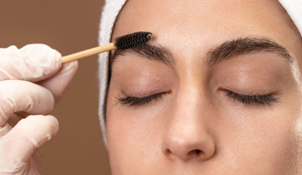 Supaya hasilnya terlihat natural, berikut beberapa tips membuat alis untuk pemula. Simak penjelasannya!