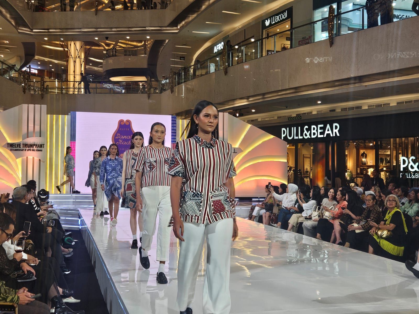 Ada 12 desainer kenamaan Indonesia lintas generasi pamer karya di anniversary Lippo Mall Kemang bertema 'Twelve Triumphant'.