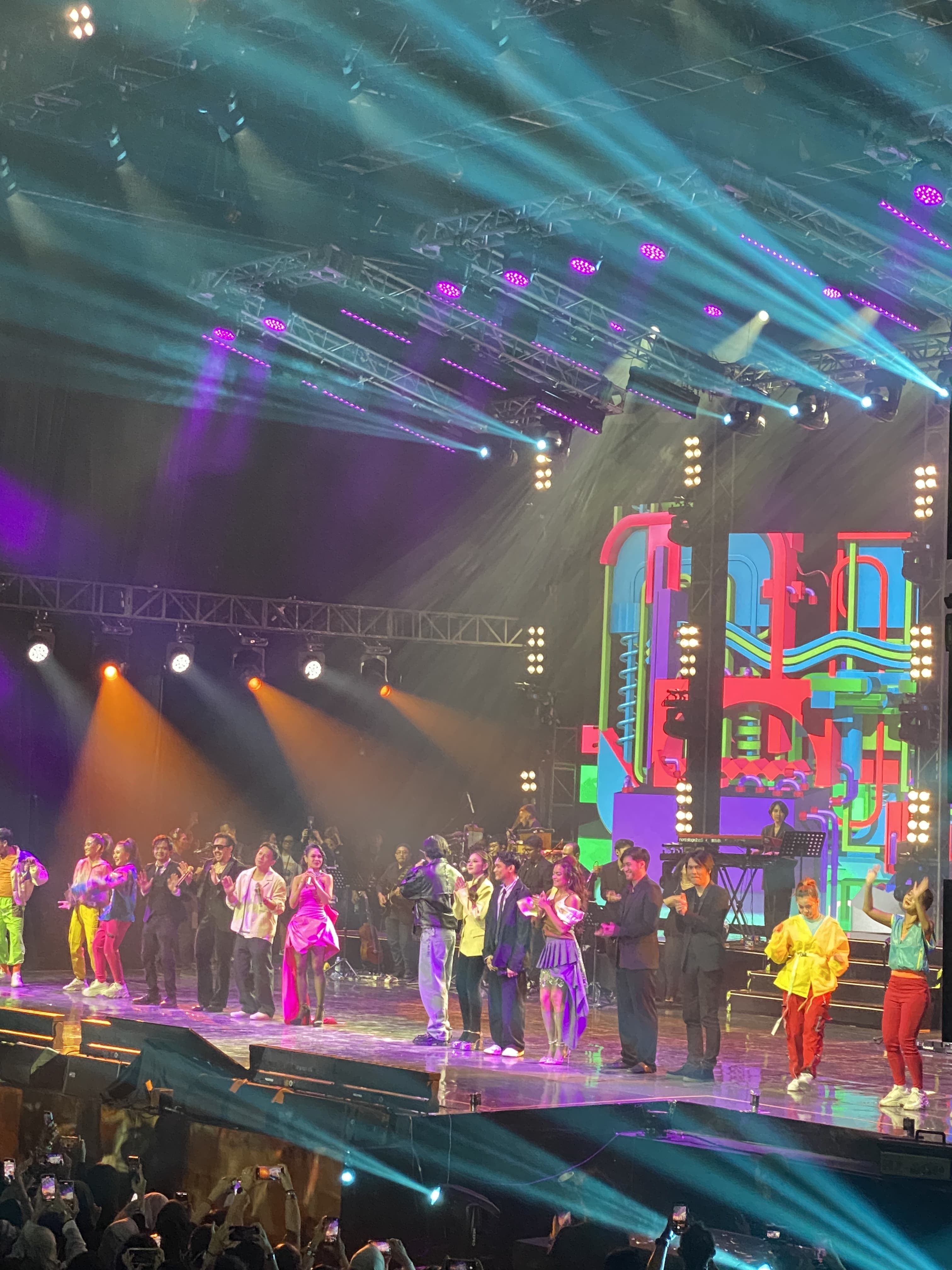 Konser Lifetime Tribute to Chrisye menghadirkan penampilan emosional dari berbagai musisi top Indonesia untuk mengenang perjalanan karier Chrisye.