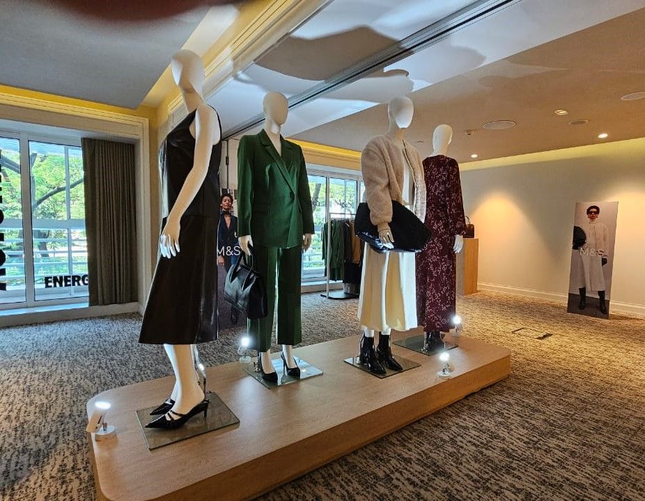 Untuk Kawan Puan penggemar gaya fashion yang timeless, ini rekomendasi baju kerja hingga busana kasual wajib coba dari Marks & Spencer.