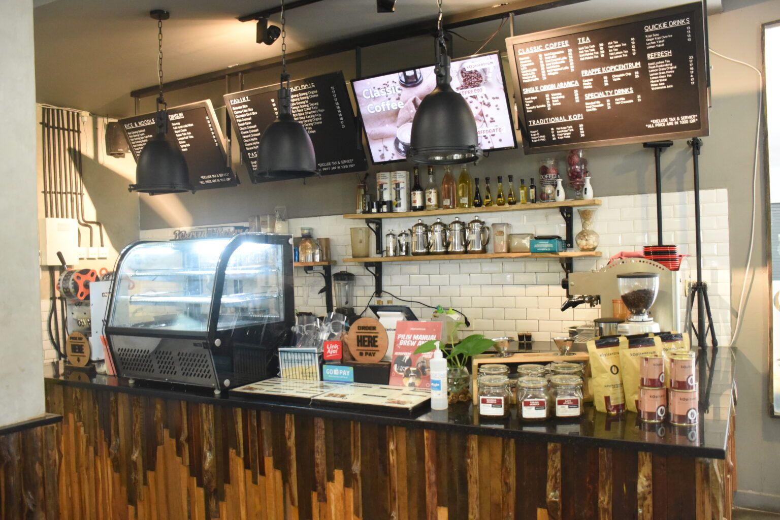 Mahasiswa bisa belajar sambil bersantai di kafe-kafe sekitar kampus seperti UI, UGM, dan IPB, yang menyediakan suasana nyaman dan menu yang beragam.