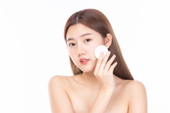 Perempuan perlu tahu berikut ini urutan skincare yang tepat untuk kulit berminyak sebelum beraktivitas di luar ruangan.