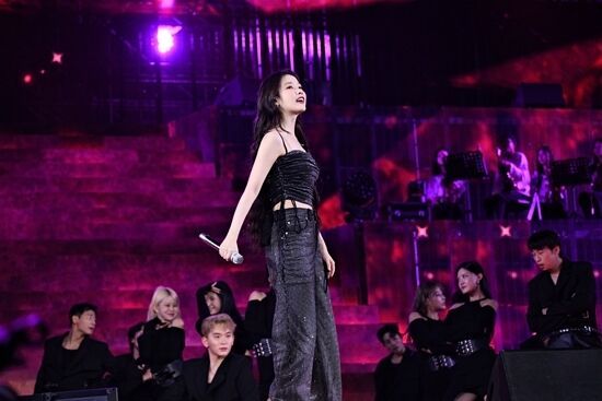 IU telah mencetak sejarah sebagai wanita pertama yang tampil di Stadion Piala Dunia Seoul dengan konser encore yang megah.