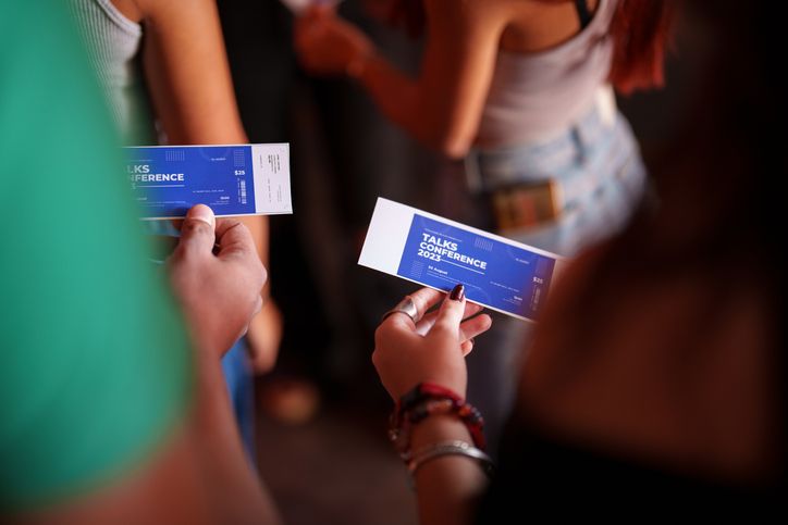 Perempuan perlu tahu, berikut ini tips tetap hemat saat membeli tiket konser. Apa saja tipsnya? Yuk simak.