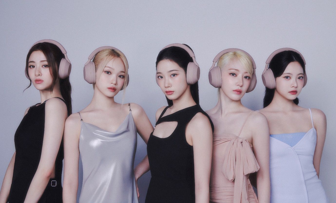 Rekomendasi headphone seperti yang dipakai LE SSERAFIM hadir dengan warna Smoky Pink, simak keunggulannya.