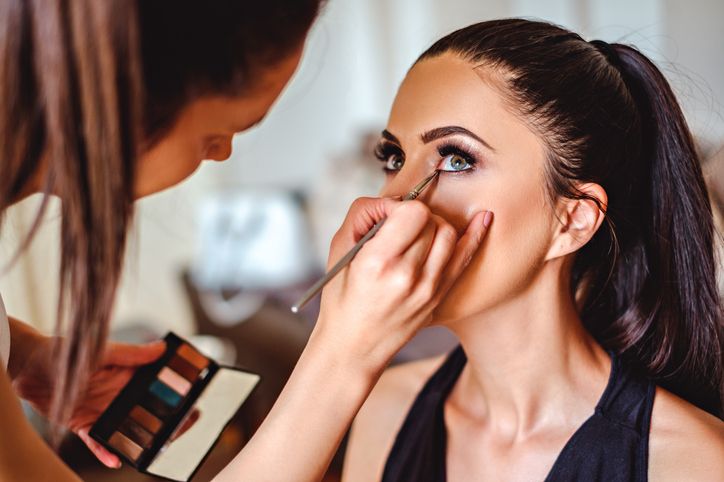 Kamu ingin memulai karier sebagai makeup artist? Berikut ini sederet tipsnya untuk pemula. Mulai mempelajari dasar hingga perbanyak portofolio.