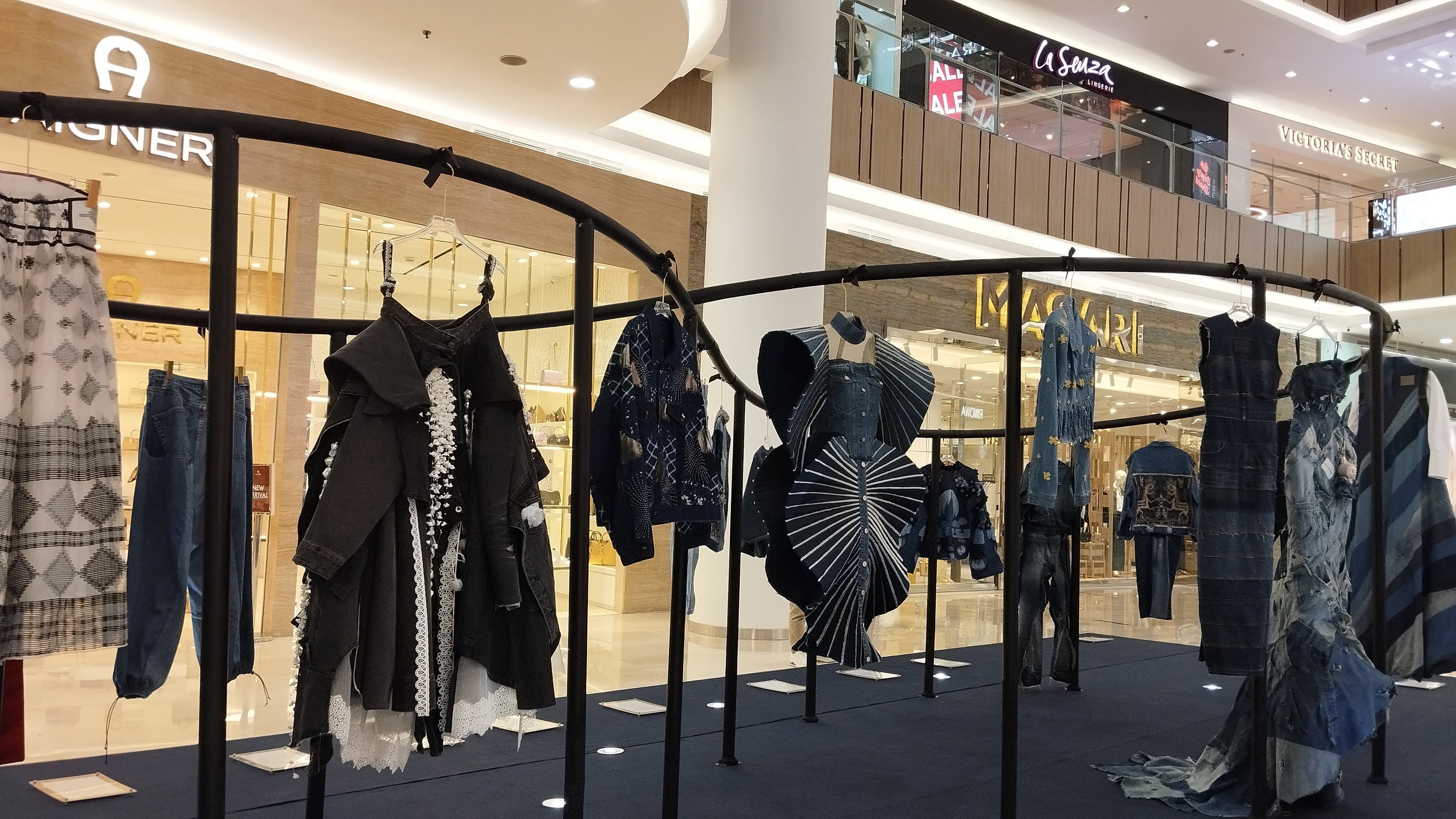 Tren jeans berwarna semakin berkembang, memungkinkan ekspresi gaya yang lebih berani dan kreatif dalam dunia fashion.