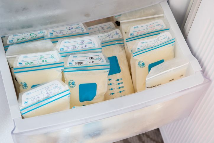 Sebelum diberikan untuk bayi, ibu perlu tahu berapa lama ASI perah bisa bertahan saat disimpan. Simak penjelasannya!
