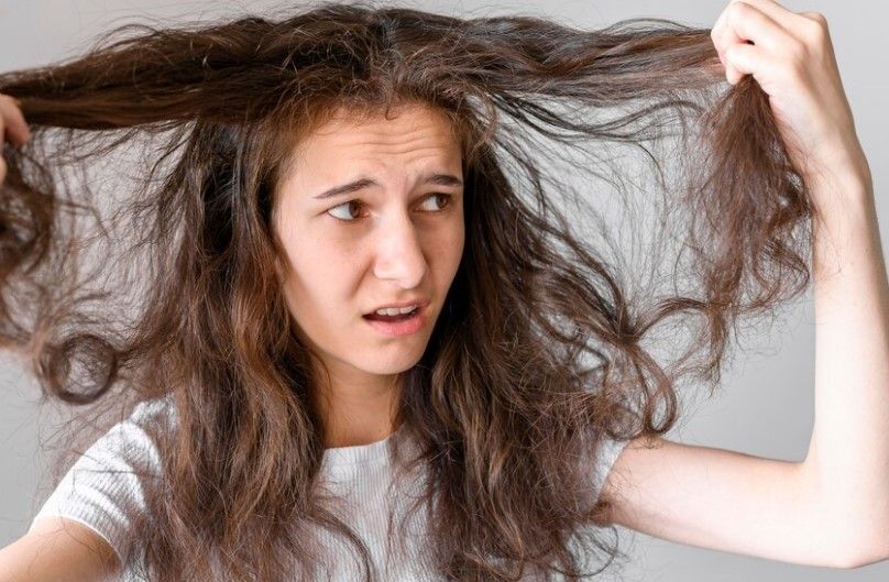 Cara mengatasi rambut berminyak agar tetap tampak segar dan bervolume, salah satunya hindari menyisir rambut terlalu sering.