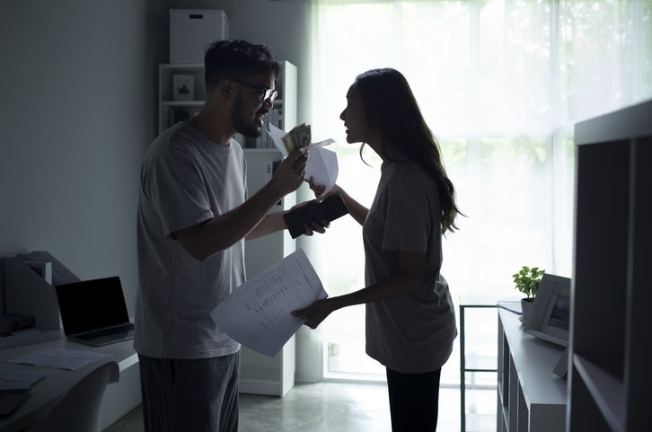 Seberapa penting uang dalam hubungan pernikahan? Pahami implikasi psikologis uang terhadap hubungan berikut ini!