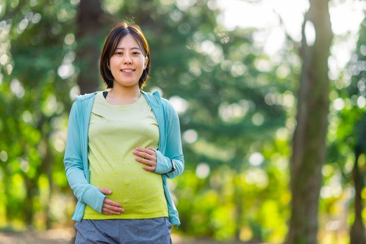 Bermanfaat bagi perempuan yang sedang hamil, begini tips olahraga jalan kaki di setiap trimester kehamilan.