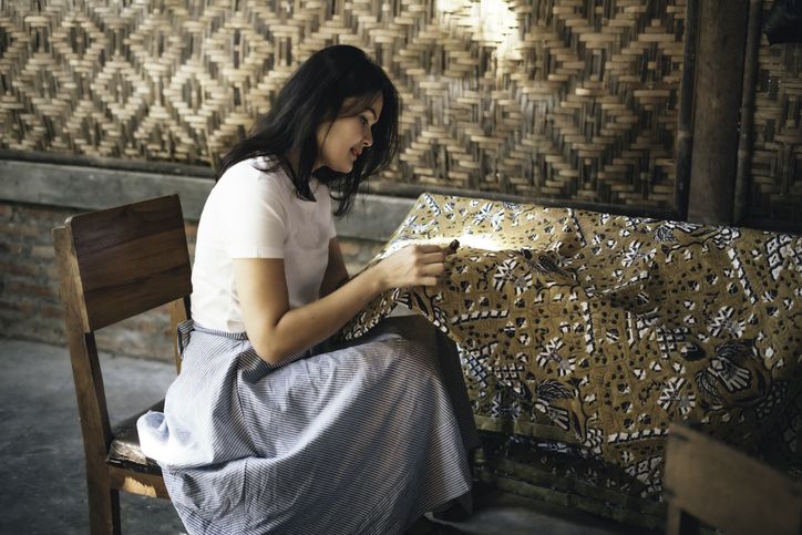 Tak boleh dilakukan dengan sembarangan, ini tips mencuci batik tulis agar warnanya tidak cepat luntur.