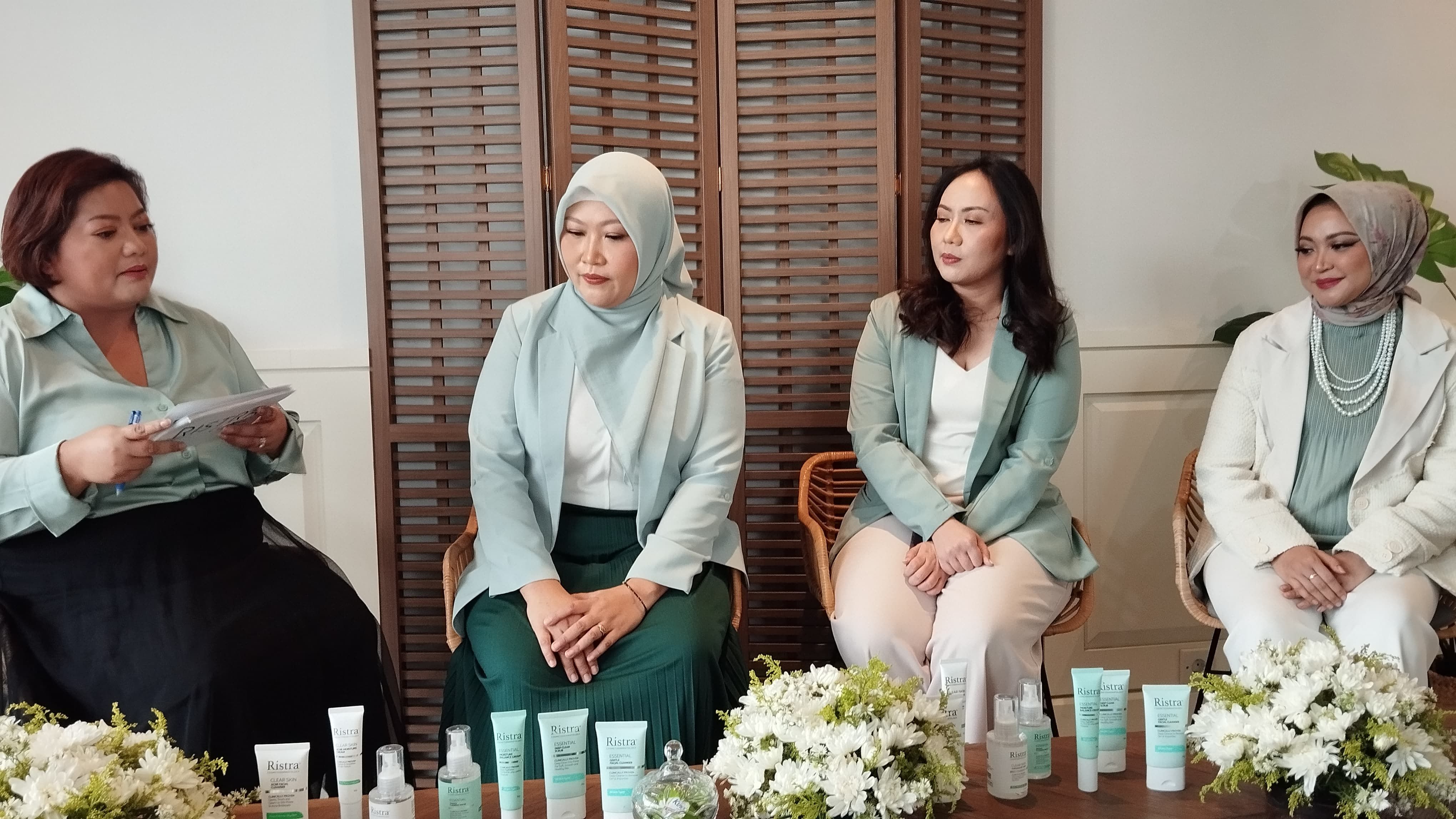 Ristra Clinic berkomitmen menyediakan perawatan kulit yang aman dan inovatif, didukung teknologi modern, bahan berkualitas, serta kompetensi dokter.