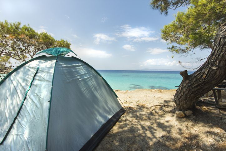 Kawan Puan ingin liburan dengan camping di pantai bersama sahabat terkasih? Persiapkan dulu lima hal berikut!