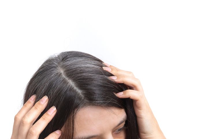 Tips merawat rambut beruban, mulai melakukan perawatan dari luar hingga dalam dengan konsumsi makanan bernutrisi.
