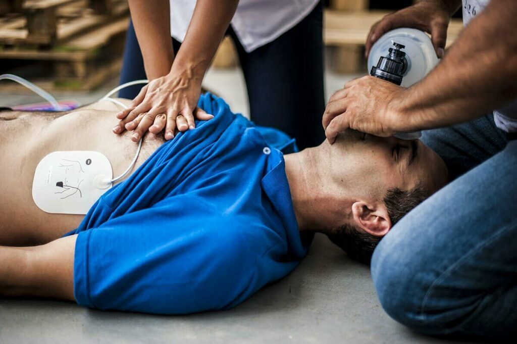 BLS melibatkan langkah penting seperti memastikan keamanan, memeriksa respons pasien, memanggil bantuan, melakukan kompresi dada, dan sebagainya