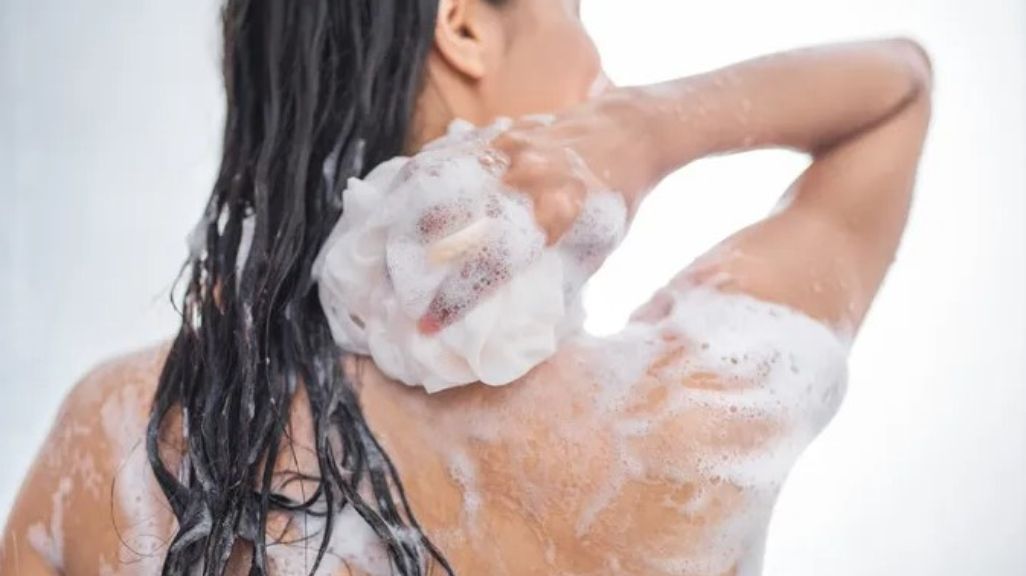 Rekomendasi sabun mandi yang ampuh mengatasi jerawat punggung, dengan kandungan alami yang melembapkan dan menenangkan kulit.