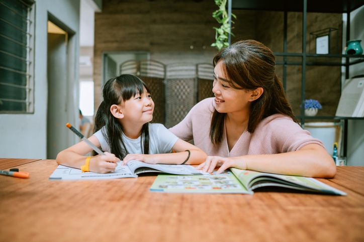 Peran penting perempuan di ranah pendidikan, tidak harus menjadi guru tetapi bisa memulai dari rumah dengan mendidik anak.