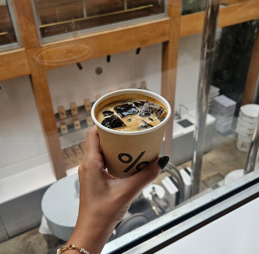 Untuk pecinta Americano, ada menu kopi baru yang bisa jadi pilihan persembahan % Arabica Indonesia. Yaitu % Espresso Tonic yang punya sensasi segar.