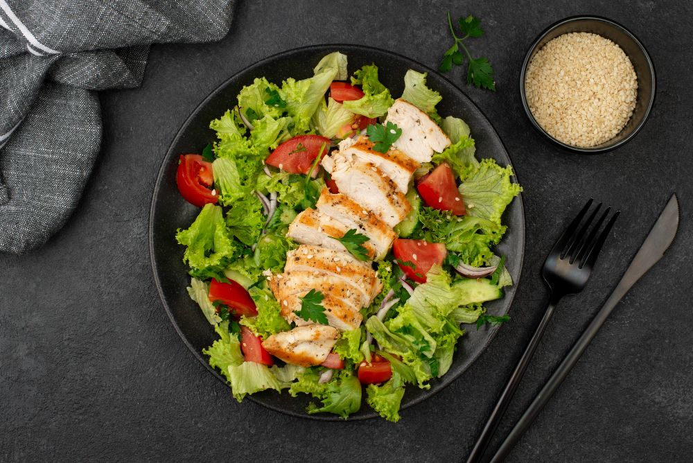 Kamu ingin memulai hidup sehat? Berikut resep salad sayur dengan protein dada ayam yang nikmat dan praktis! 