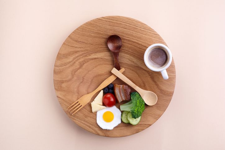 Begini cara menerapkan intermittent fasting untuk pemula dan tips menjalankannya agar diet lebih efektif.