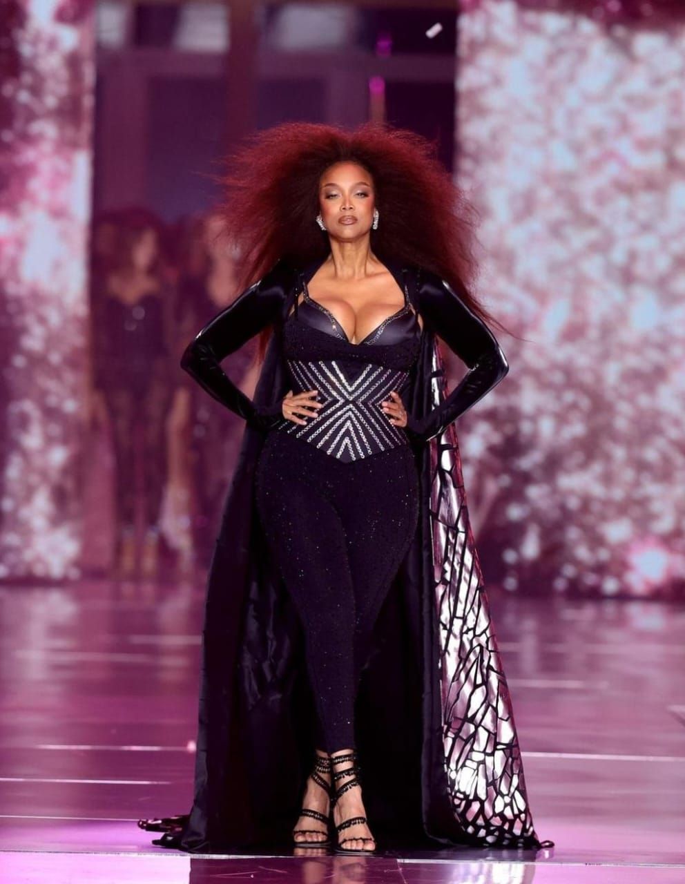 Tyra Banks kembali memukau di Victoria's Secret Show 2024 setelah 20 tahun pensiun, membuktikan seorang perempuan tetap bisa bersinar di usia 50 tahun