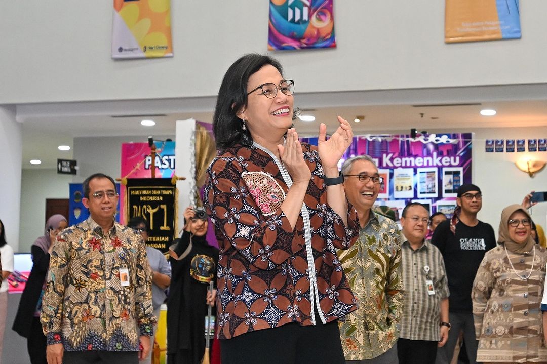 Masyarakat dihebohkan dengan isu kemunduran Sri Mulyani sebagai Menteri Keuangan. Isu tersebut diperkuat setelah pertemuannya dengan Presiden Prabowo.