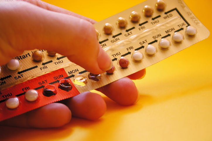 Sebagian perempuan takut KB hormonal, terutama pil, karena khawatir gemuk. Simak penjelasan tentang korelasi pil KB dengan kenaikan berat badan!