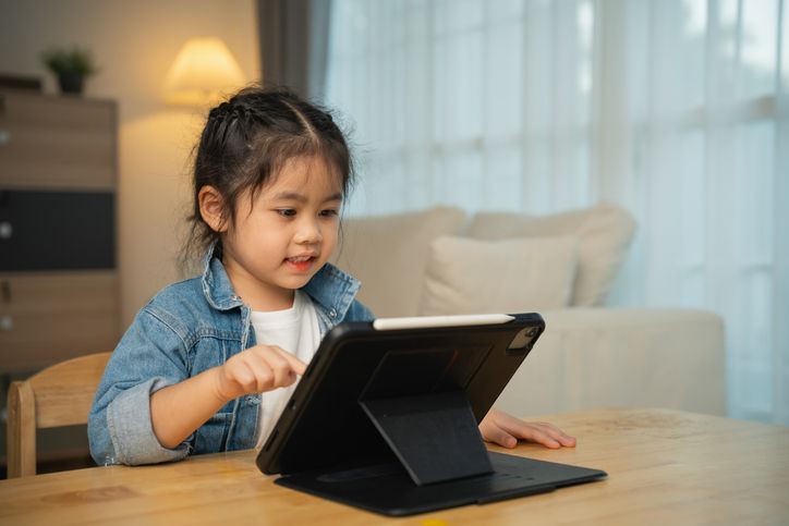 Orang tua perlu tahu, begini cara menyeimbangkan screen time dan play time anak, terutama saat akhir pekan.