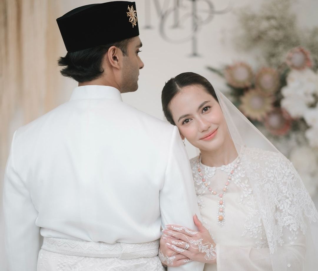 Seperti Pevita Pearce yang tampil natural, ini cara aplikasi no-makeup makeup look untuk perempuan menikah.