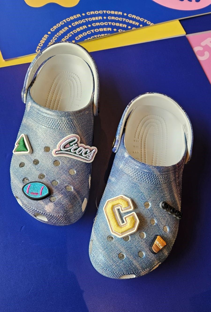 Agar gaya Halloween menjadi lebih menarik, coba pakai sepatu clogs unik dari Crocs yang memiliki desain dinamis ini.