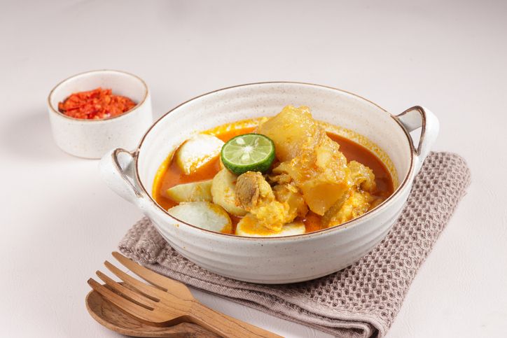 Jadi menu utama acara pisah sambut Presiden Prabowo Subianto dan Joko Widodo, ternyata ini resep lontong kikil yang empuk juga nikmat.