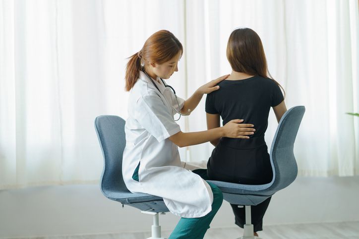 Makin dini dilakukan semakin baik, begini langkah mengupayakan pencegahan osteoporosis pada perempuan.